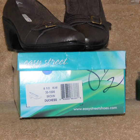 NIB EASY STREET Comfort Brown Duchess Pumps 8.5 WW - Picture 2 of 2